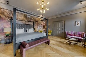 Grand Poet Hotel by Semarah