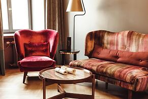Grand Poet Hotel by Semarah