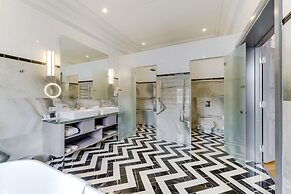 Grand Poet Hotel by Semarah
