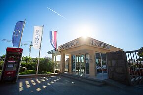 Poseidon Mobile Home Resort - Campsite