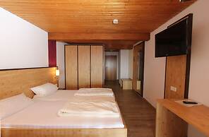 Hotel Löwen  by Mastiff