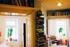Beautiful, Artistic, Heirloom Apartment