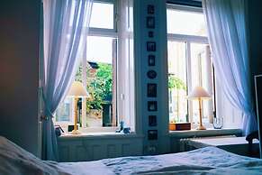 Beautiful, Artistic, Heirloom Apartment