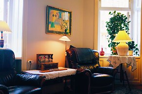 Beautiful, Artistic, Heirloom Apartment