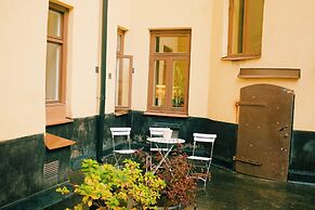 Beautiful, Artistic, Heirloom Apartment
