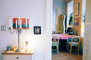 Beautiful, Artistic, Heirloom Apartment