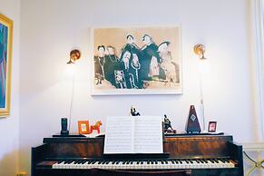 Beautiful, Artistic, Heirloom Apartment