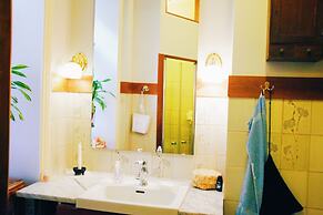 Beautiful, Artistic, Heirloom Apartment