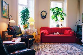 Beautiful, Artistic, Heirloom Apartment