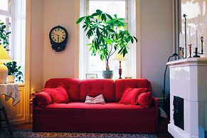 Beautiful, Artistic, Heirloom Apartment