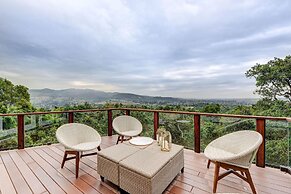 Luxe, Modern, Lavish Views, Minutes To Town 3 Bedroom Home by RedAwnin