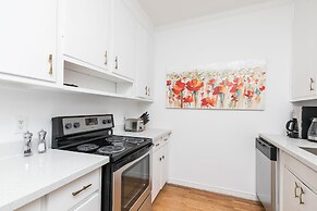 Applewood Suites - Bathurst & College