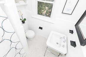 Applewood Suites - Bathurst & College