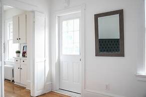 Applewood Suites - Bathurst & College