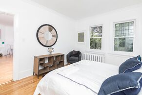 Applewood Suites - Bathurst & College