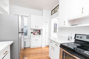 Applewood Suites - Bathurst & College