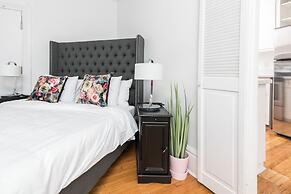 Applewood Suites - Bathurst & College