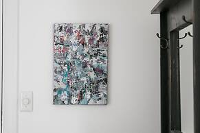 Applewood Suites - Bathurst & College