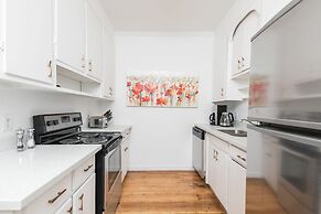 Applewood Suites - Bathurst & College