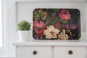 Applewood Suites - Bathurst & College