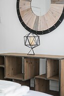 Applewood Suites - Bathurst & College