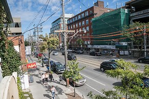 Applewood Suites - Bathurst & College