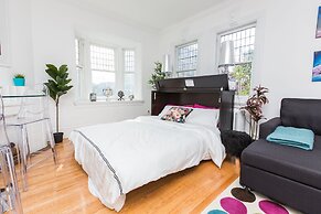 Applewood Suites - Bathurst & College