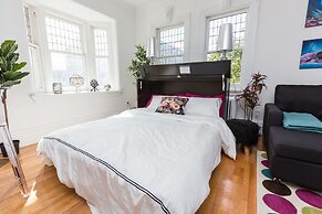 Applewood Suites - Bathurst & College