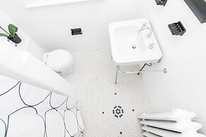 Applewood Suites - Bathurst & College