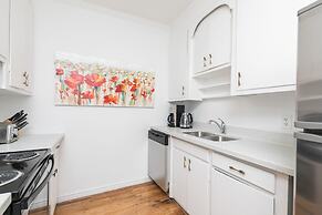 Applewood Suites - Bathurst & College