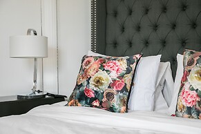 Applewood Suites - Bathurst & College