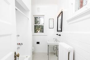 Applewood Suites - Bathurst & College