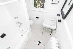 Applewood Suites - Bathurst & College