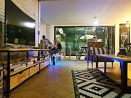 Baan Mai Kradan Hostel Chiang Rai