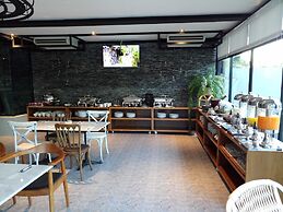 Natee The Riverfront Hotel Kanchanaburi