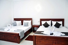 Airport Grand Holiday Home