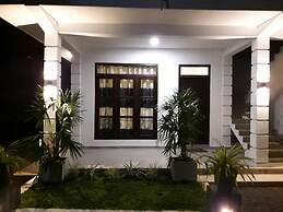 Airport Grand Holiday Home