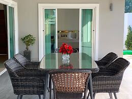 Private Villa with Pool near Laguna