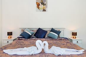 Private Villa with Pool near Laguna