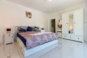 Private Villa with Pool near Laguna