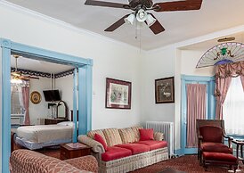 Antoinette's Apartments & Suites