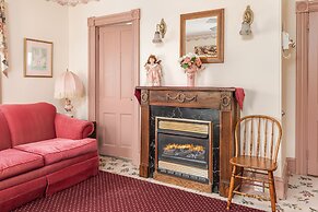 Antoinette's Apartments & Suites