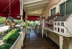 Antoinette's Apartments & Suites