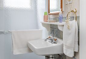 Antoinette's Apartments & Suites