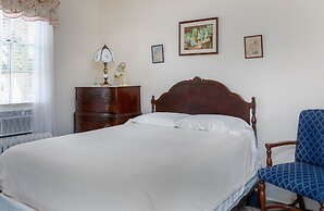 Antoinette's Apartments & Suites