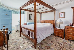 Antoinette's Apartments & Suites