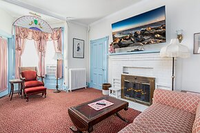 Antoinette's Apartments & Suites