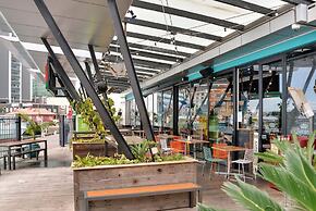 Stylish Apartment near Entertainment District