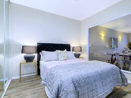 Stylish Apartment near Entertainment District