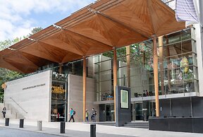 Stylish Apartment near Entertainment District